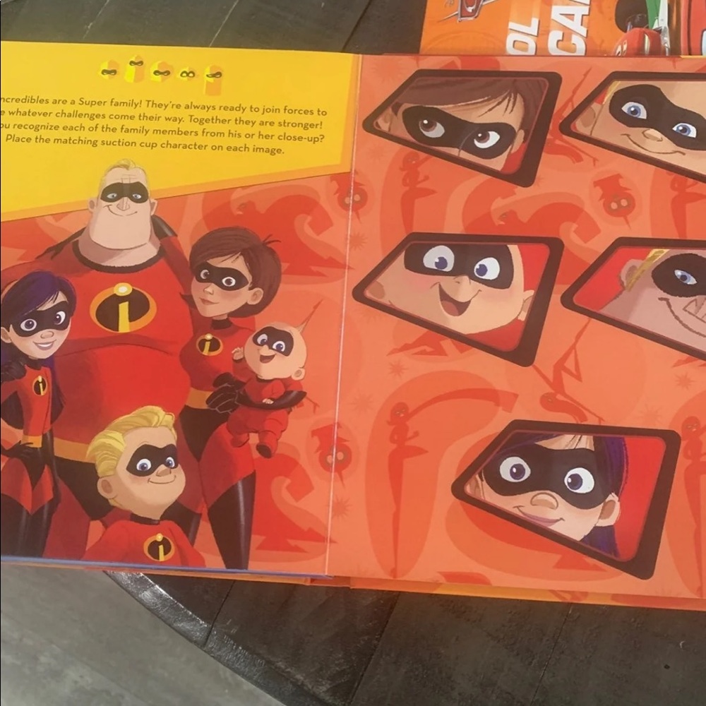 Disney Incredibles 2 busy book w/10 game pieces - Picture 3 of 7